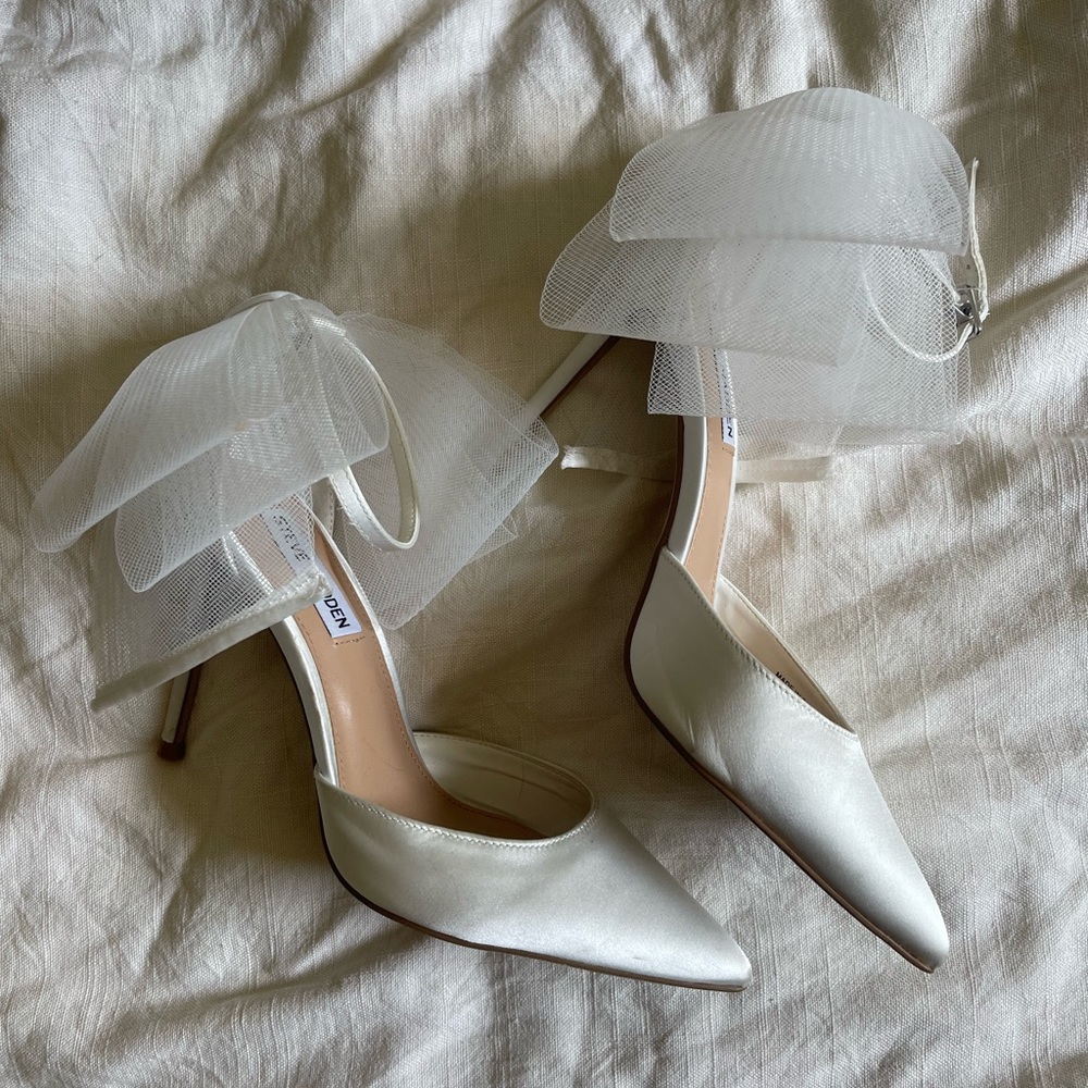 Steve Madden white tulle bow heels
